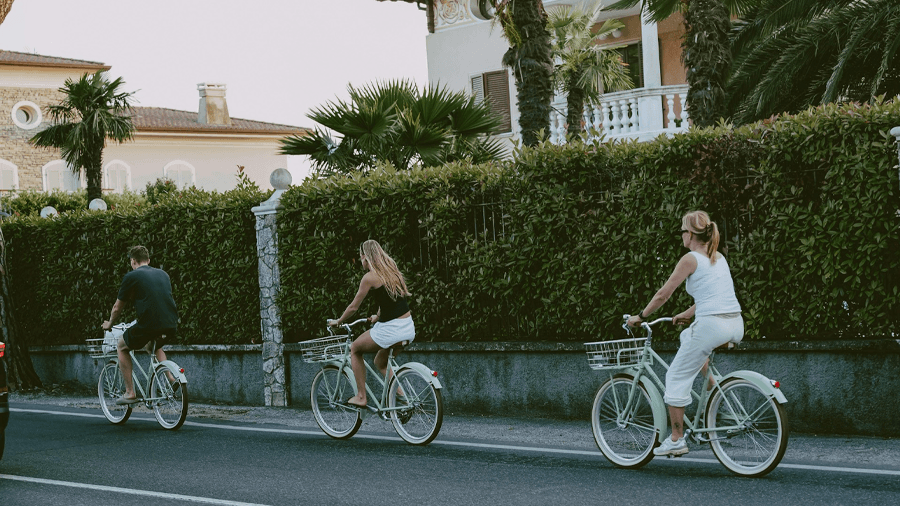 Tre personer som ska cykla mellan vingårdar i Italien.