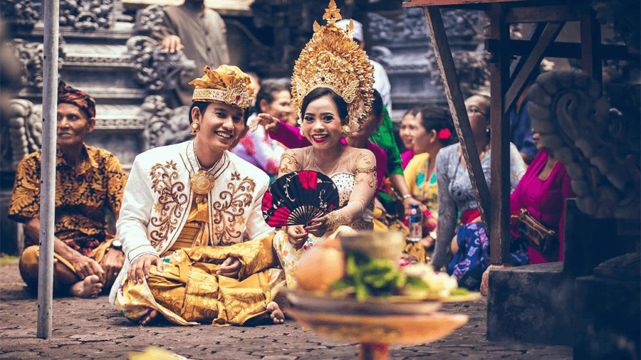 Ett nygift par i Bali i Indonesien.