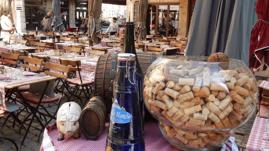 En flaska bredvid en skål med vinkorkar i Lyon.