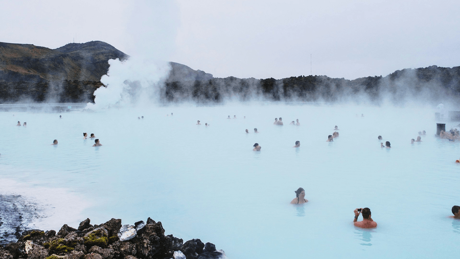 Blå Lagunen, en av många geotermiska bad på Island.