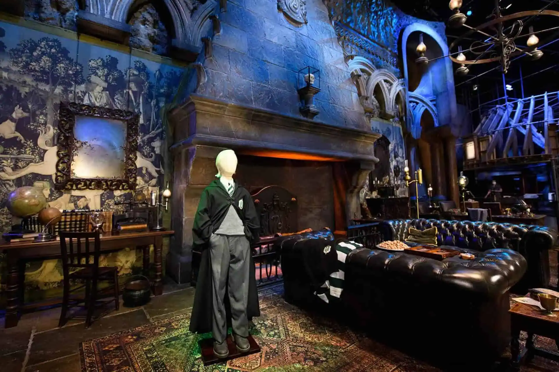 Draco Malfoys uniform. Boka paketresor till London med Harry Potter.