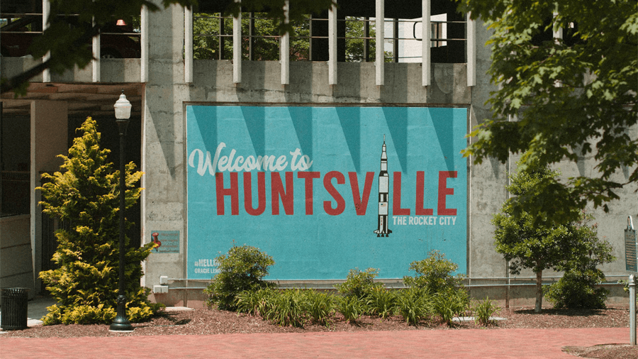 Huntsville Alabama i USA Väggmålning där det står "Welcome to Huntsville, the rocket city".
