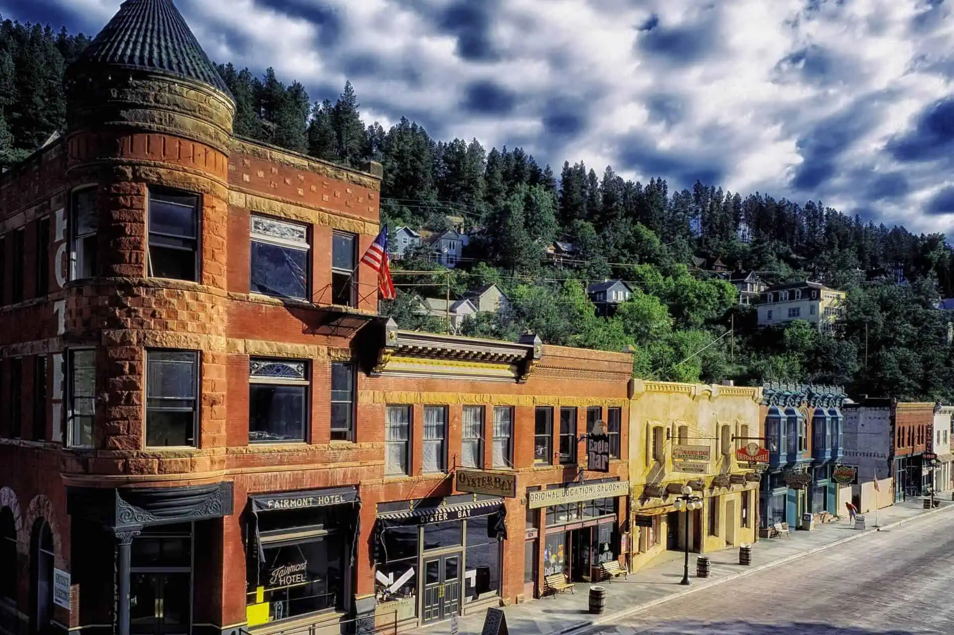 Gata med gammaldags, färgglada hus i South Dakota
