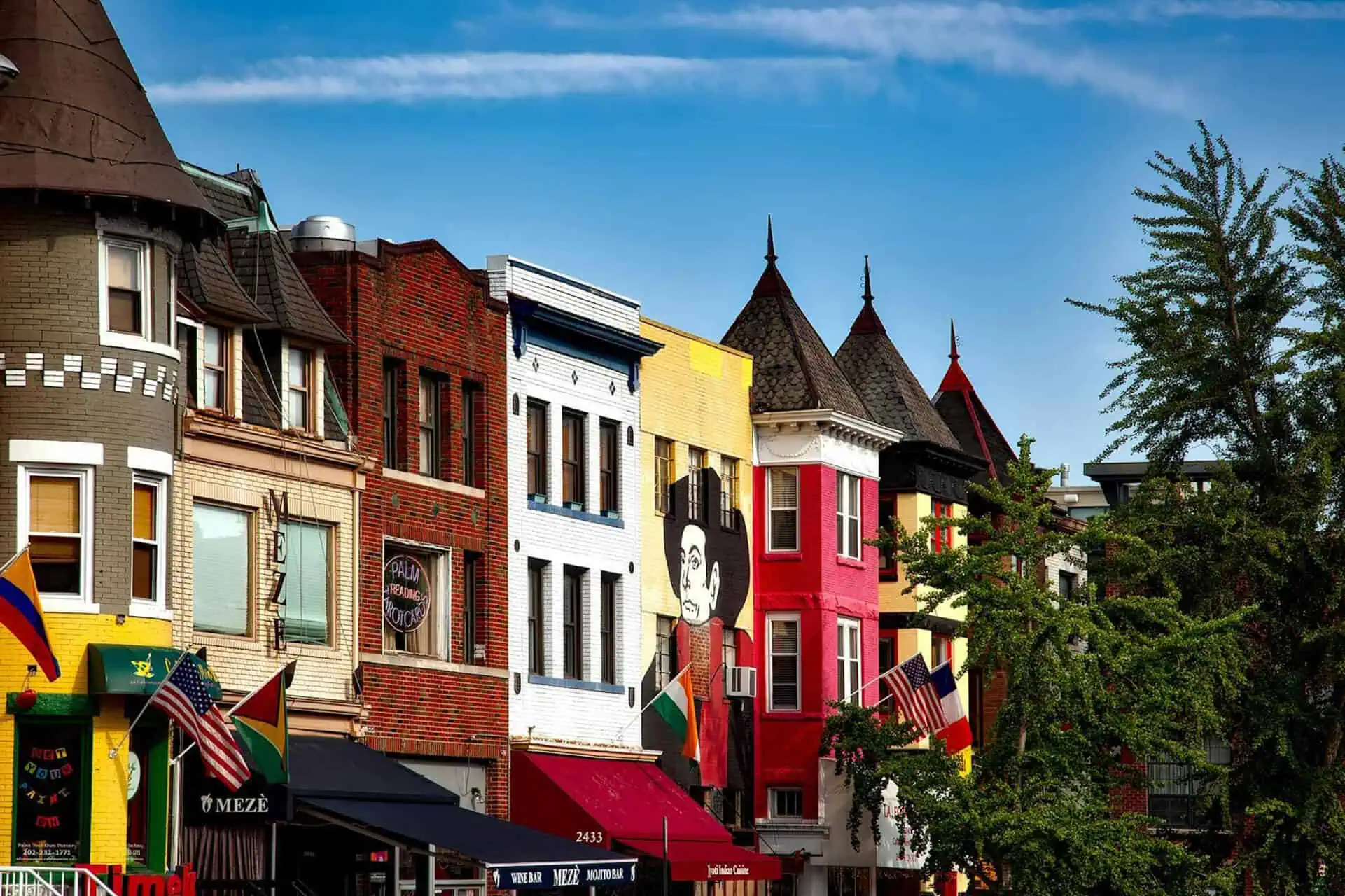 Gata med färgglada hus i Washington.