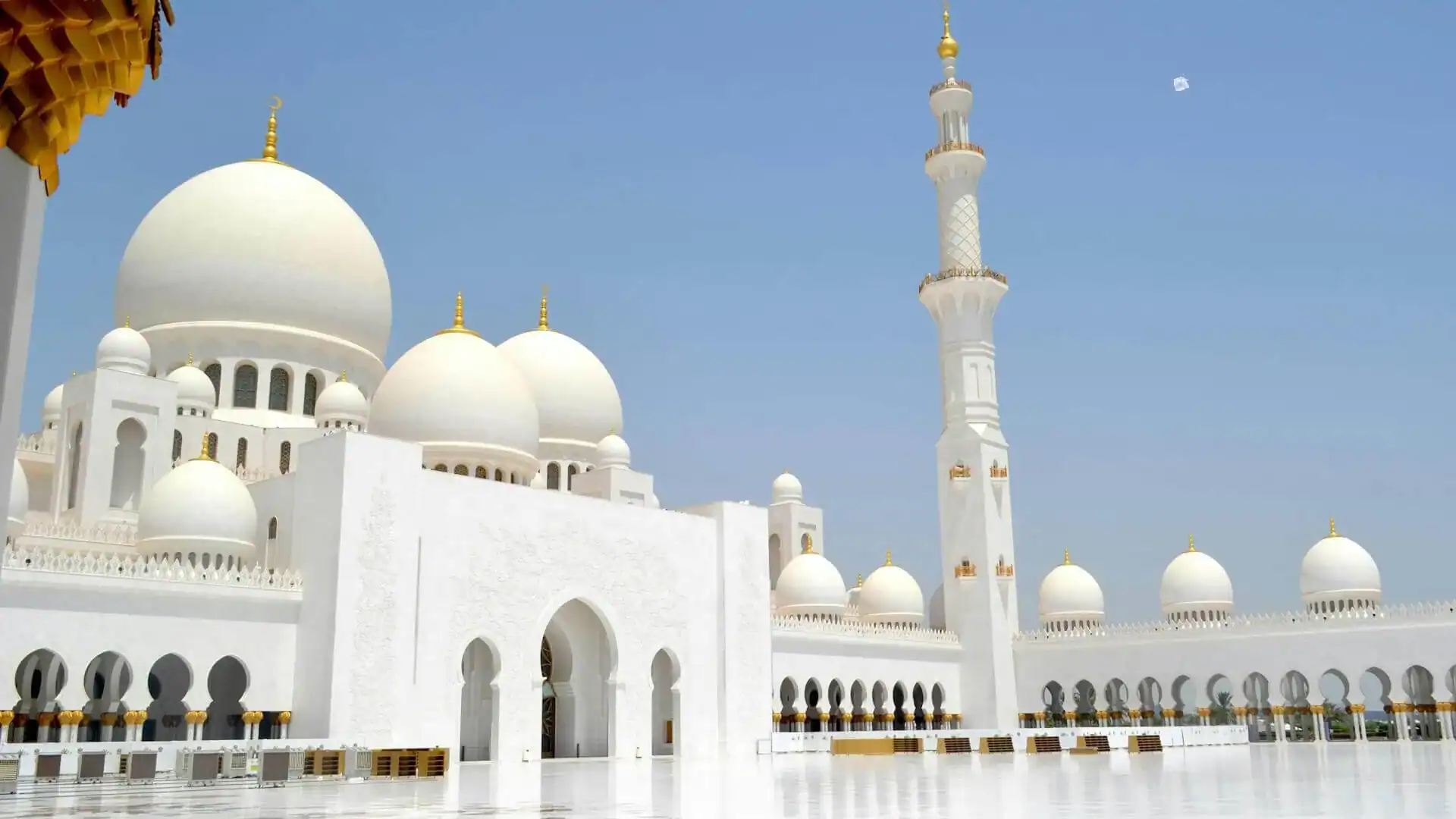 Sheikh Zayed Grand Mosque, en ikonisk religiös byggnad i Abu Dhabi, Förenade Arabemiraten