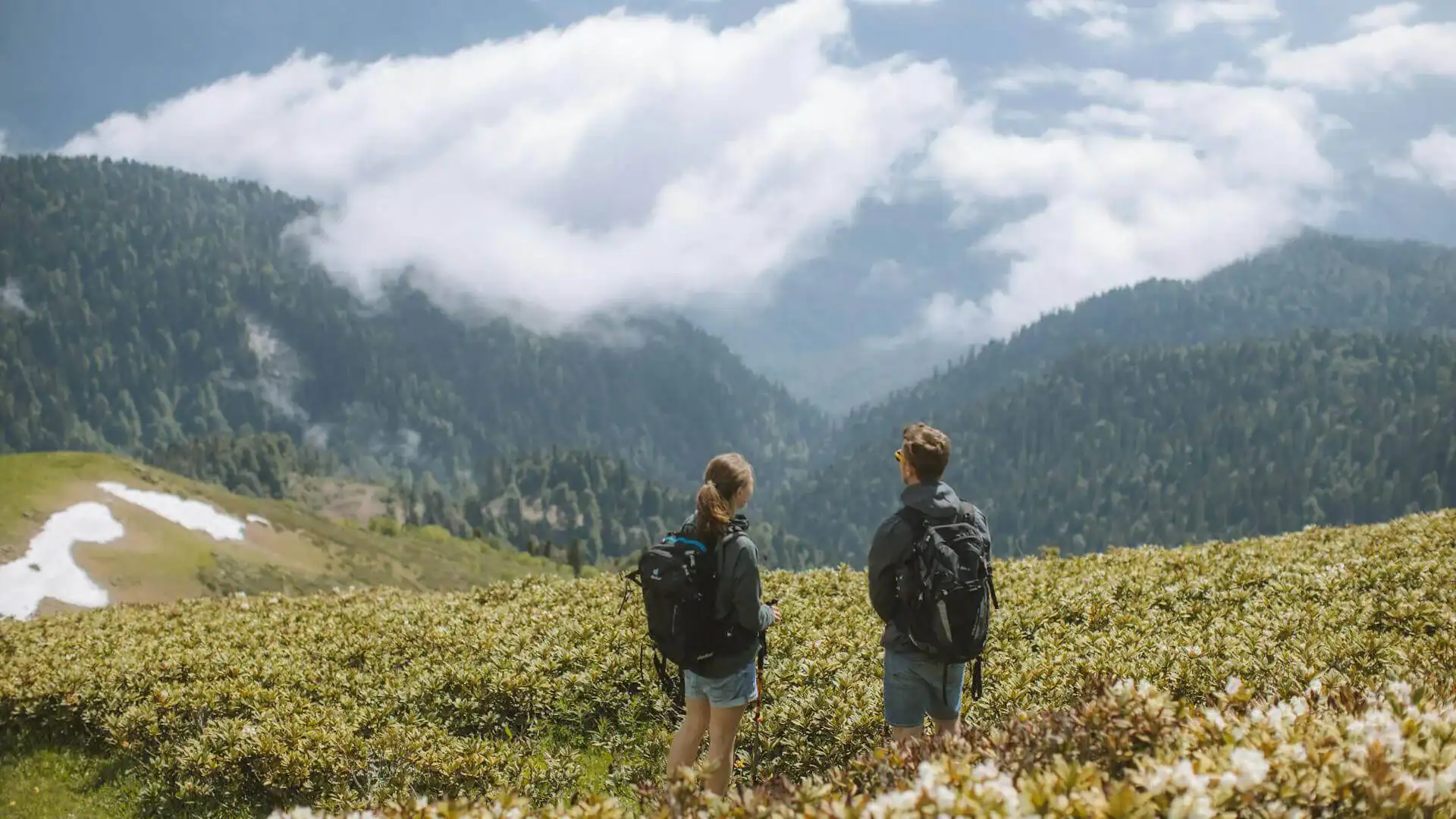 Två personer som är på en av sina naturresor eller kulturresor.
