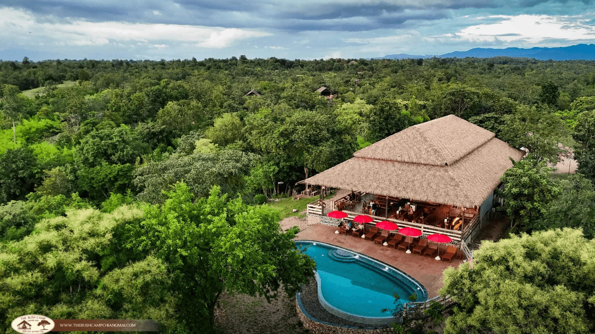 Fasaden av The Bush Camp Chiang Mai.