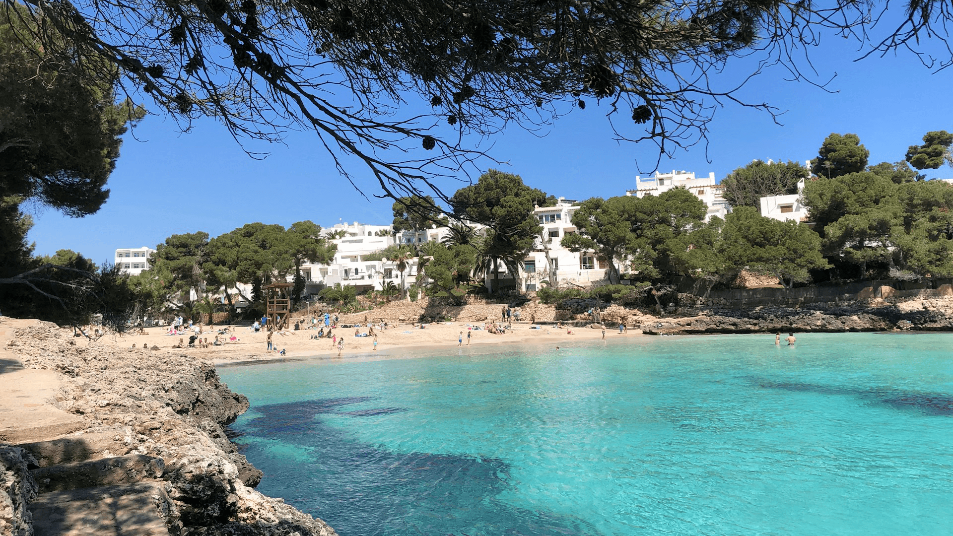 Klarblått vatten och sandstrand i Mallorca.
