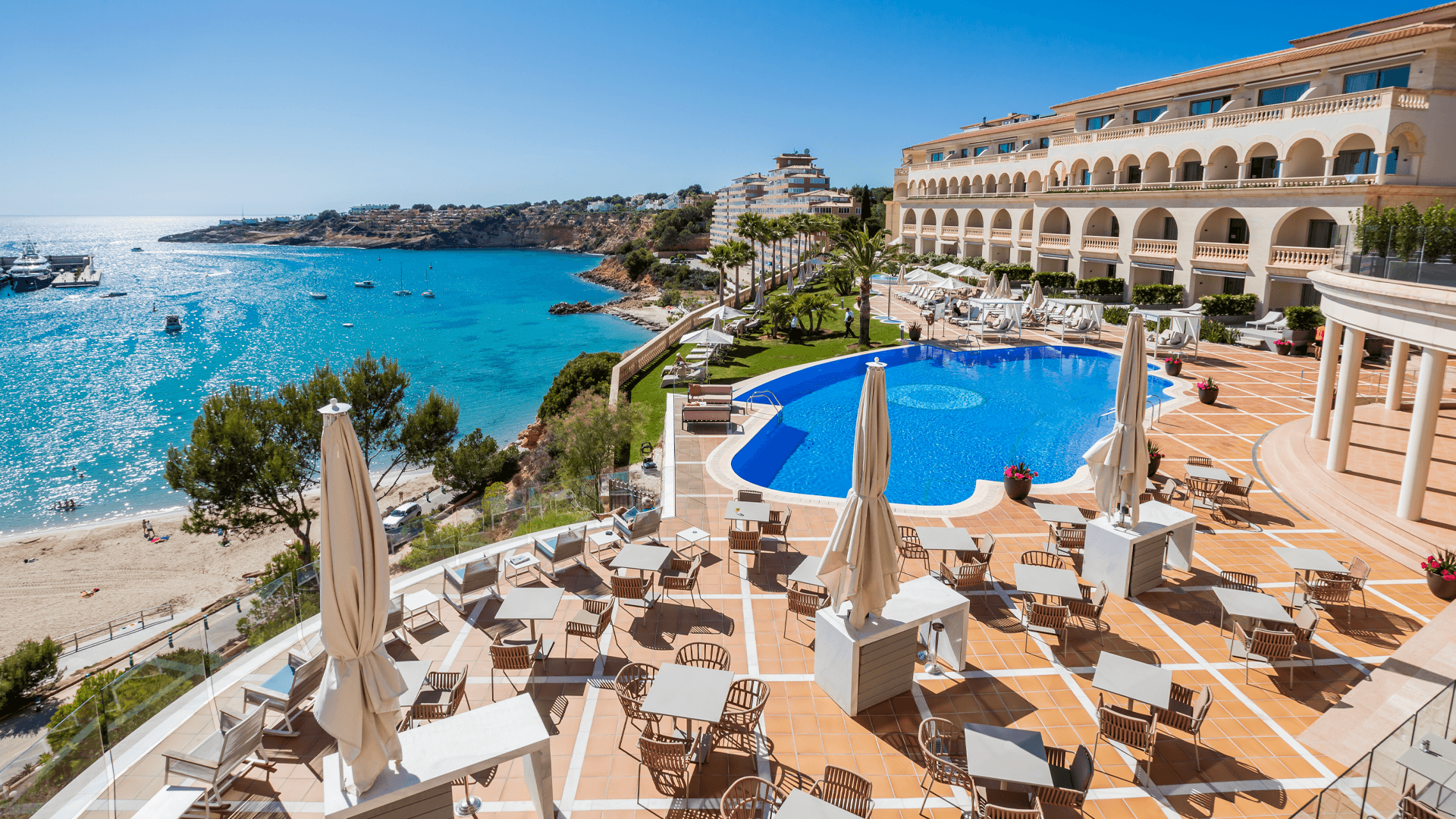 Pure Salt Port Adriano:s exteriör med pool.