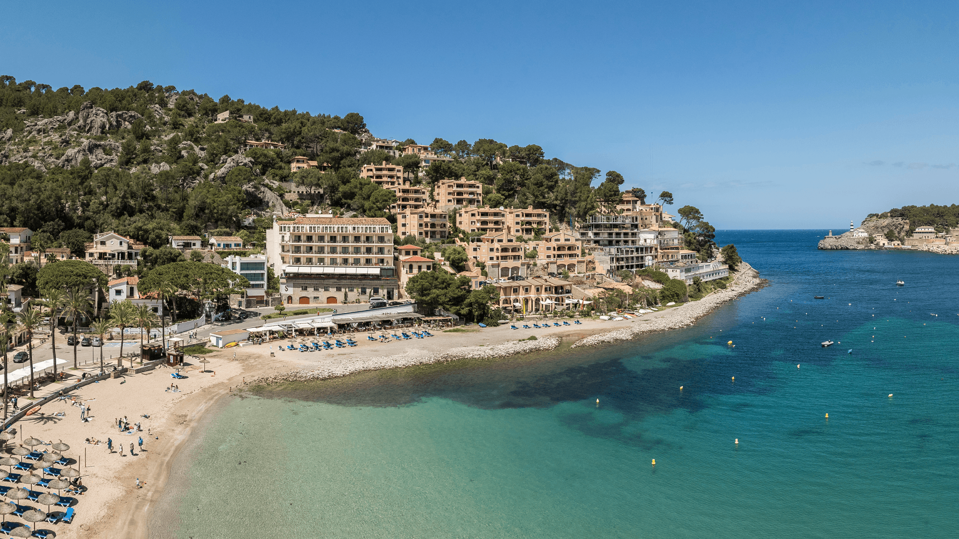 Pure Salt Port de Sóller:s exteriör med havet i förgrunden.